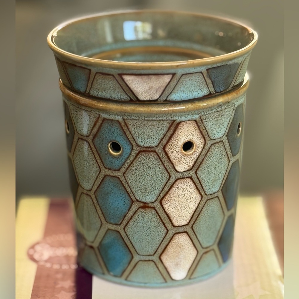 Vintage Retired Scentsy Tunis Deluxe Warmer New (no light bulb)